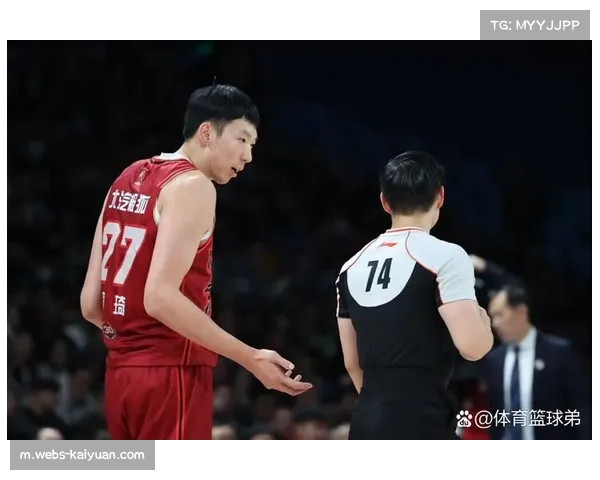 叶力江与刘祝润禁区内身体接触 裁判判罚进攻犯规在先